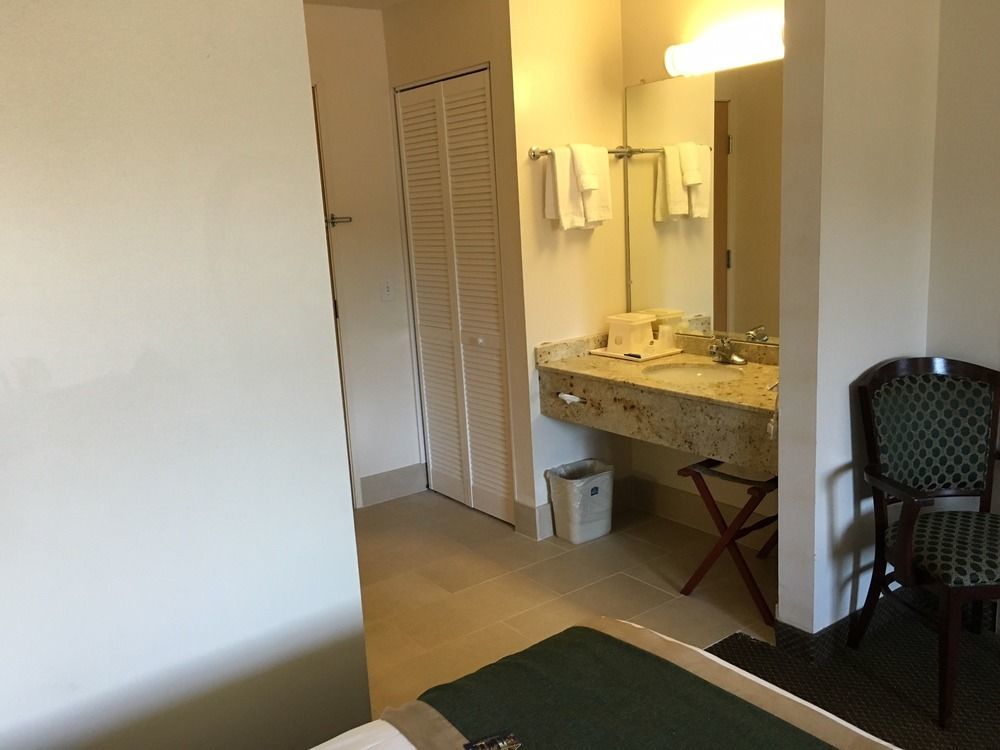 Western New Baltimore Hotel 3*